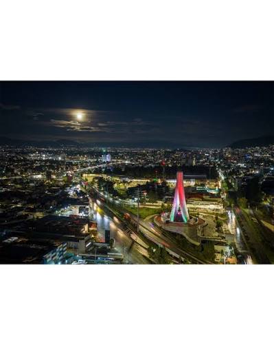 Panorámica nocturna de Toluca y su actividad empresarial